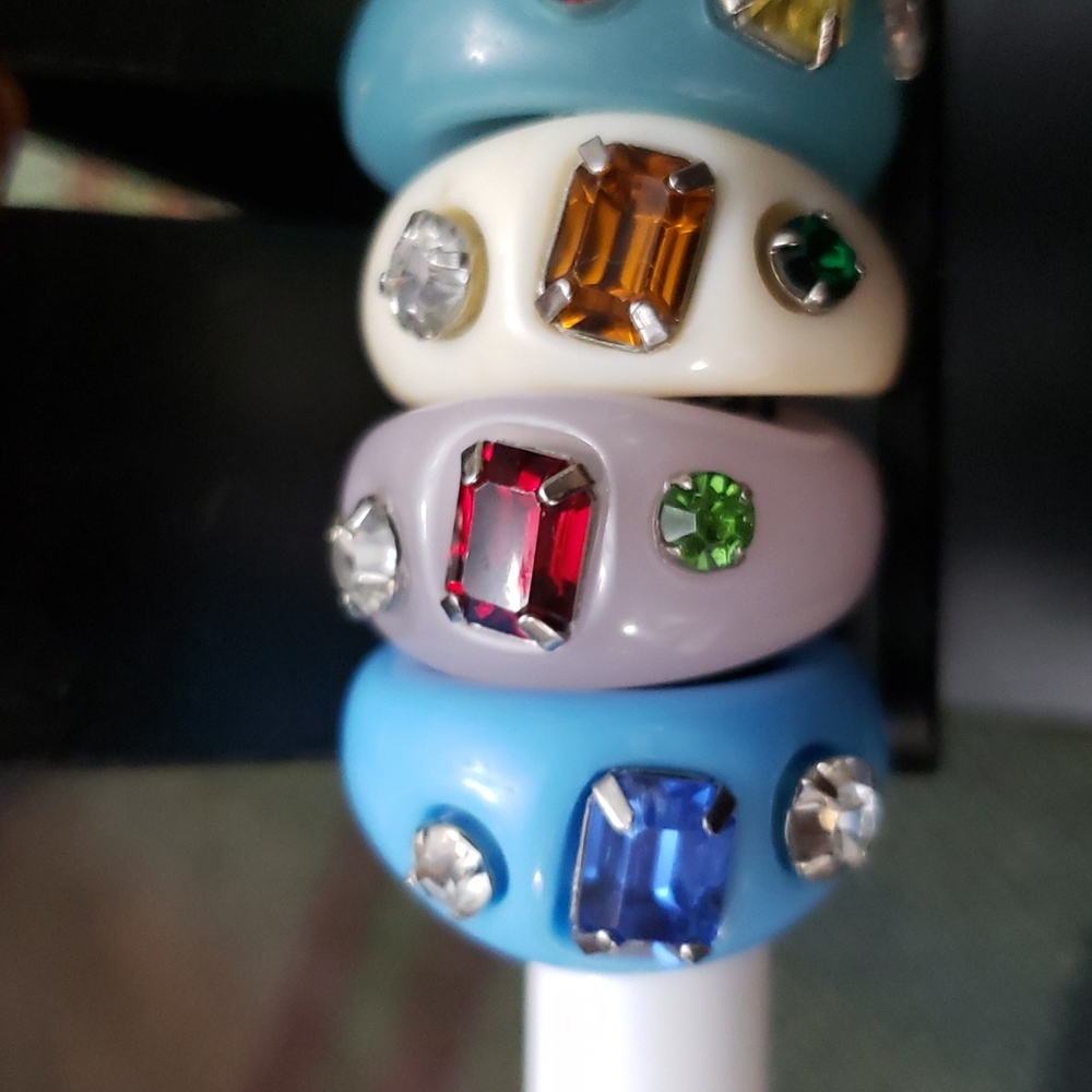 8 Plastic Costume Rings - Picture 3 of 10